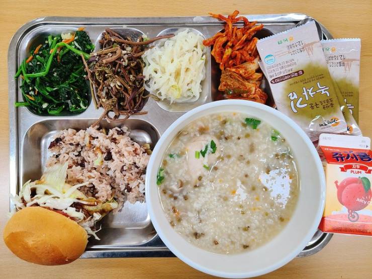 South Korea Has Some Insane School Lunches!