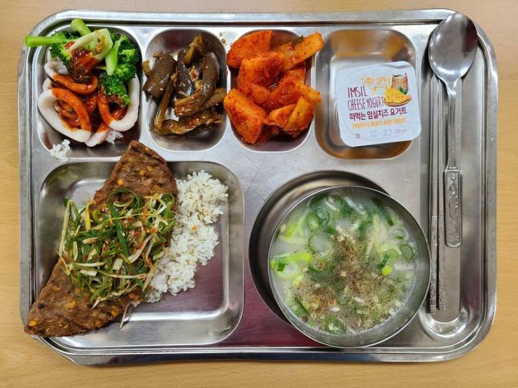 South Korea Has Some Insane School Lunches!