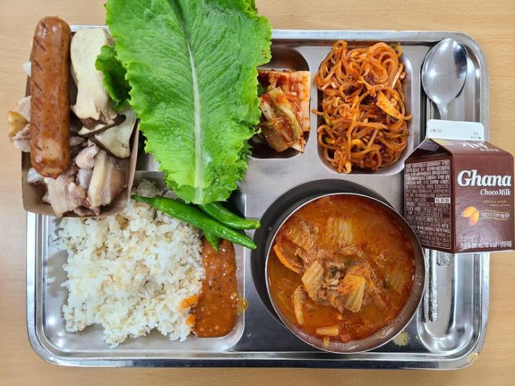 South Korea Has Some Insane School Lunches!