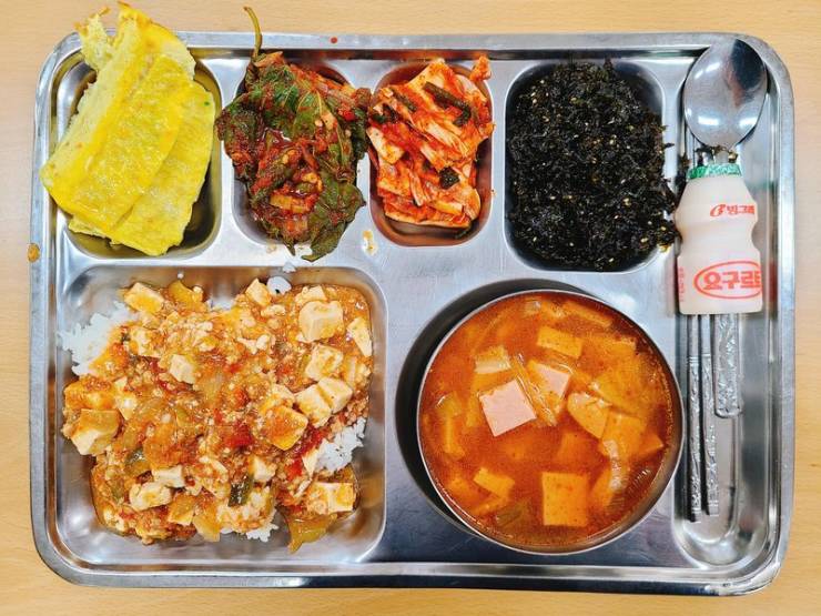 South Korea Has Some Insane School Lunches!