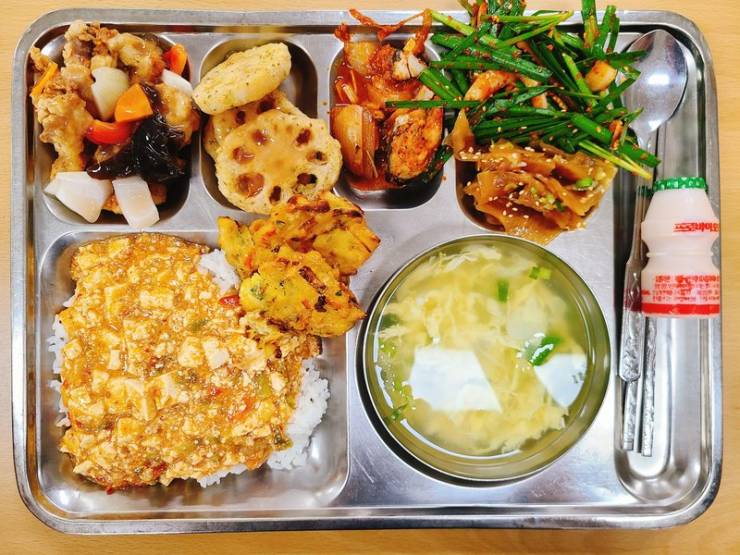 South Korea Has Some Insane School Lunches!