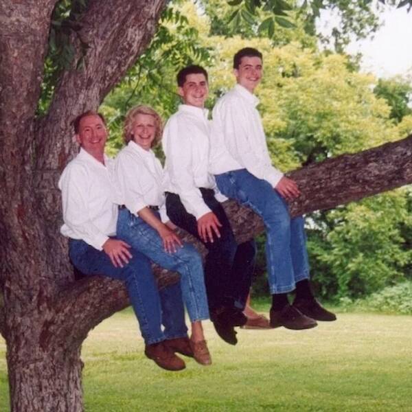 Okay, These Family Photos Are Really Awkward…