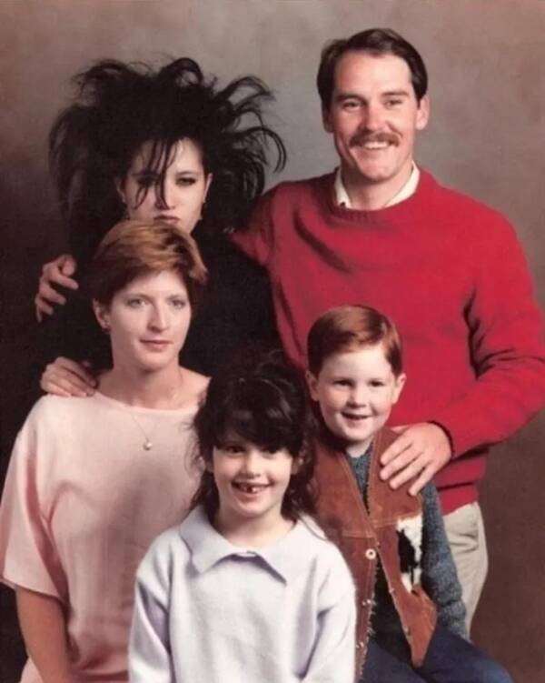 Okay, These Family Photos Are Really Awkward…