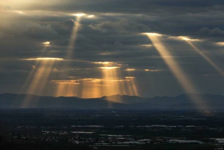 People Share Photos Of Fascinating Weather Phenomena