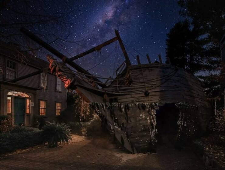 Architect Dad Builds Impressive Halloween Decorations In His Own Driveway