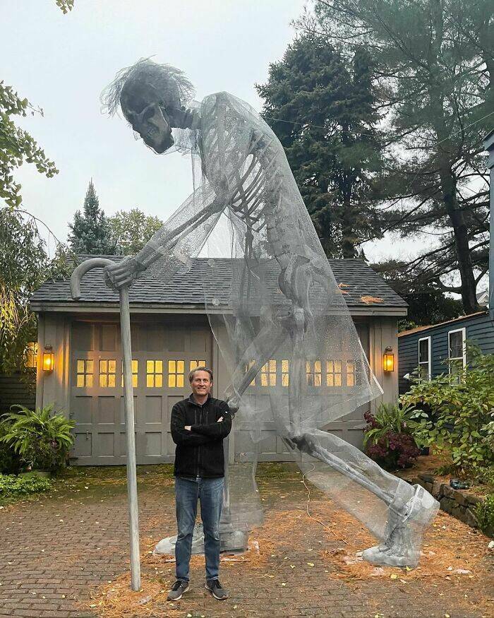 Architect Dad Builds Impressive Halloween Decorations In His Own Driveway