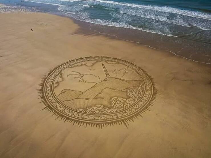 Artist Uses Beaches As His Canvases