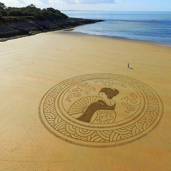 Artist Uses Beaches As His Canvases