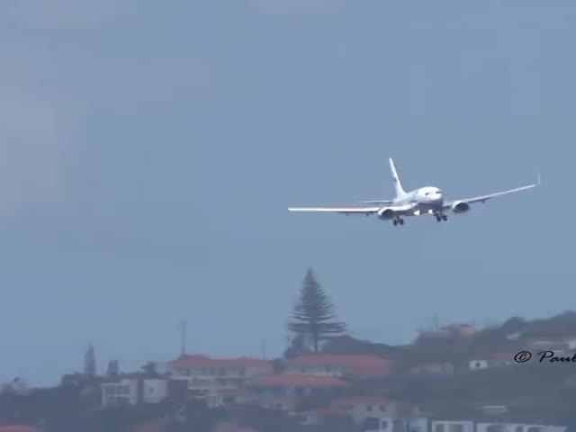 Experienced Boeing 737 Pilot Struggles With Crosswinds In Madeira
