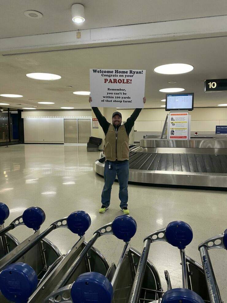 Airport Chronicles: Hilarious, Heartwarming, And Bizarre Pics From The Terminal