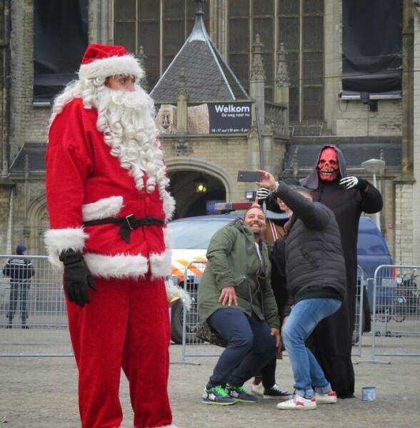 Street Photography: Frozen Stories Unveiled In Momentary Compositions Street Photography: Frozen Stories Unveiled In Momentary Compositions