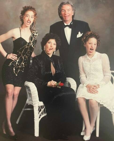 Awkwardly Wholesome: Family Pictures That Make You Laugh And Cringe