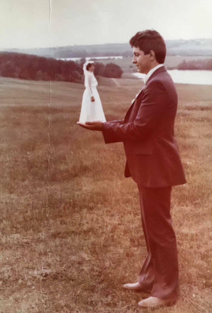 Awkwardly Wholesome: Family Pictures That Make You Laugh And Cringe