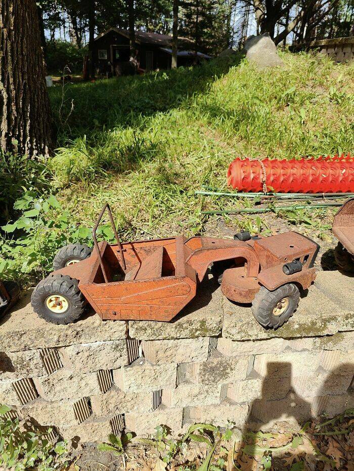 Bizarre Secondhand Finds: Join The Quirkiest Collection