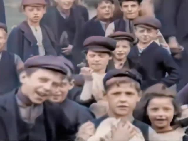 The Guys See The Camera For The First Time (1901)