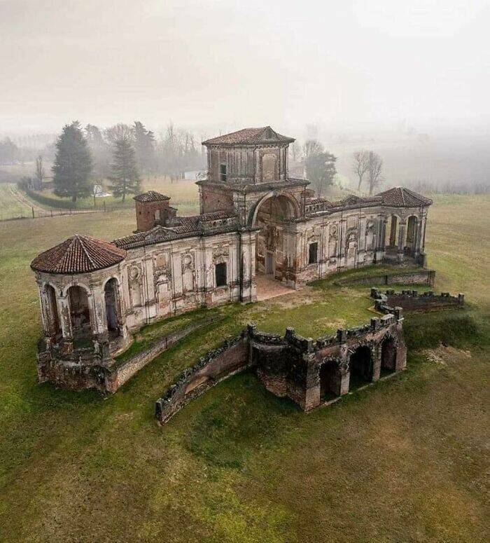 Hidden Treasures: Uncovering The Most Extraordinary Abandoned Homes Hidden Treasures: Uncovering The Most Extraordinary Abandoned Homes