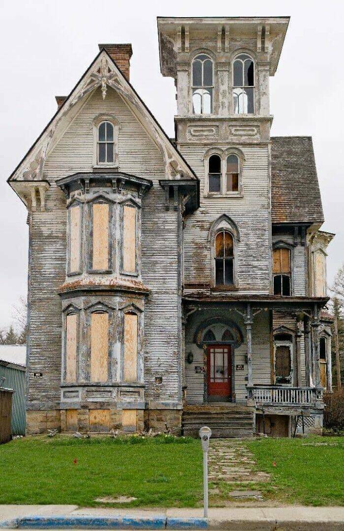 Hidden Treasures: Uncovering The Most Extraordinary Abandoned Homes Hidden Treasures: Uncovering The Most Extraordinary Abandoned Homes