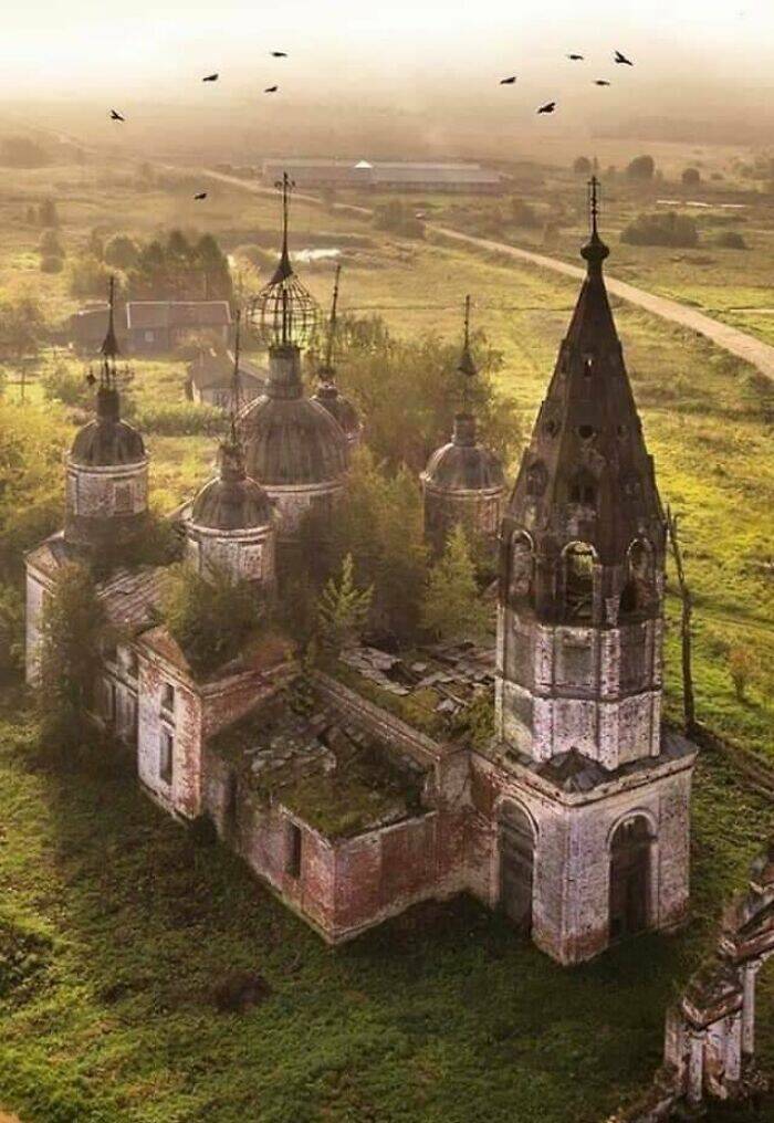 Hidden Treasures: Uncovering The Most Extraordinary Abandoned Homes Hidden Treasures: Uncovering The Most Extraordinary Abandoned Homes