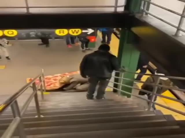 An Ordinary Monday On The New York Subway