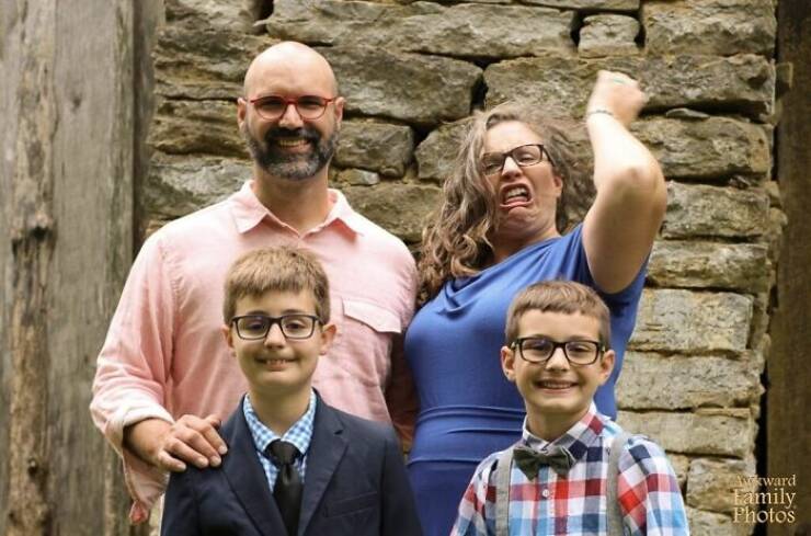 Family Awkwardness Captured: Hilariously Heartwarming Photos