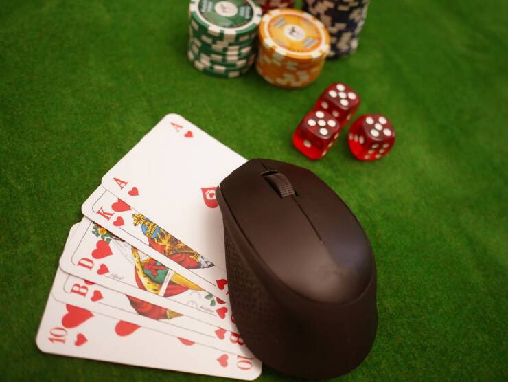 The Social Aspect of Online Gambling: Communities and Competitions