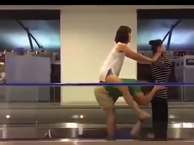 People At The Airport When They Are Bored