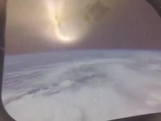 NASA Showed Video From The Orion Spacecraft Entering The Earths Atmosphere At A Speed Of 40,000 km/h