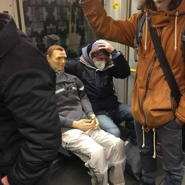Mind-Bending Metro: Scenes On The Berlin Subway That Stumped Viewers