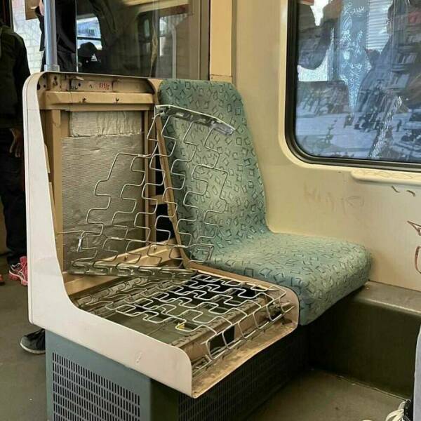 Mind-Bending Metro: Scenes On The Berlin Subway That Stumped Viewers Mind-Bending Metro: Scenes On The Berlin Subway That Stumped Viewers