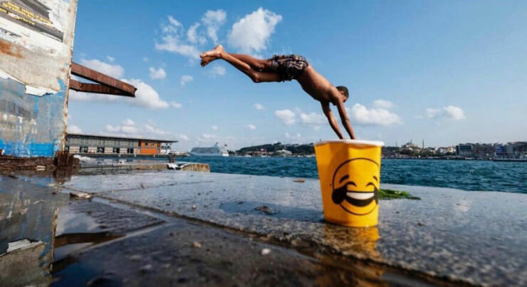 Street Serendipity: Captivating Photographs Where Timing Steals The Show