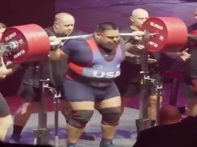 Jesus Olivares Breaking The World Record In Squating With A Weight Of 478 Kg