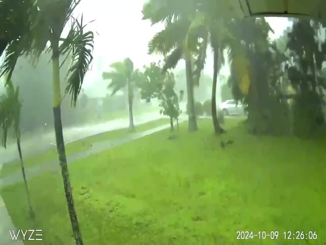 Tornado In Fort Myers From CCTV (Florida, USA, 2 Days Ago)