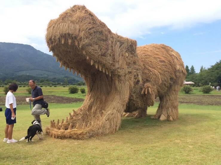 Stunning Straw Sculptures Of The Wara Art Festival