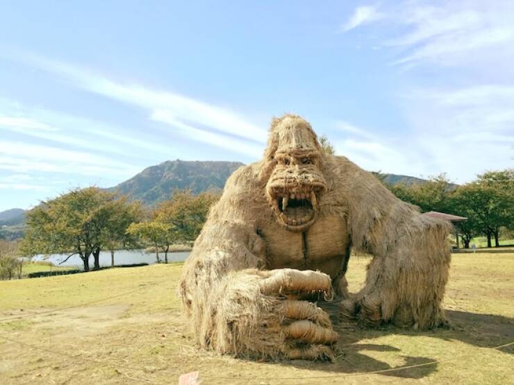 Stunning Straw Sculptures Of The Wara Art Festival