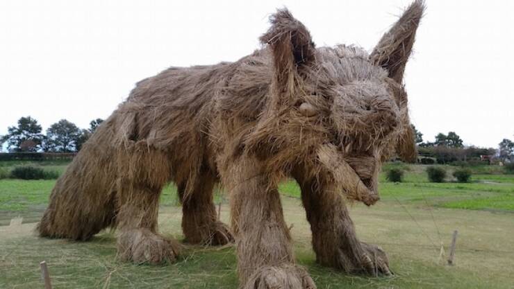 Stunning Straw Sculptures Of The Wara Art Festival