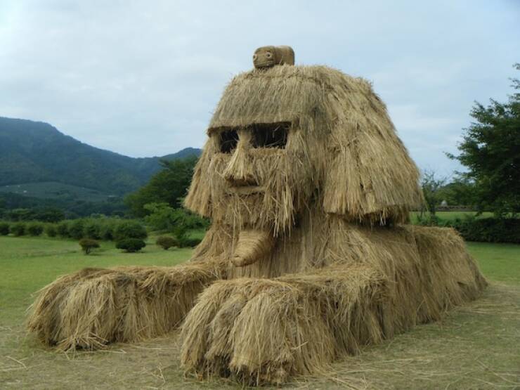 Stunning Straw Sculptures Of The Wara Art Festival