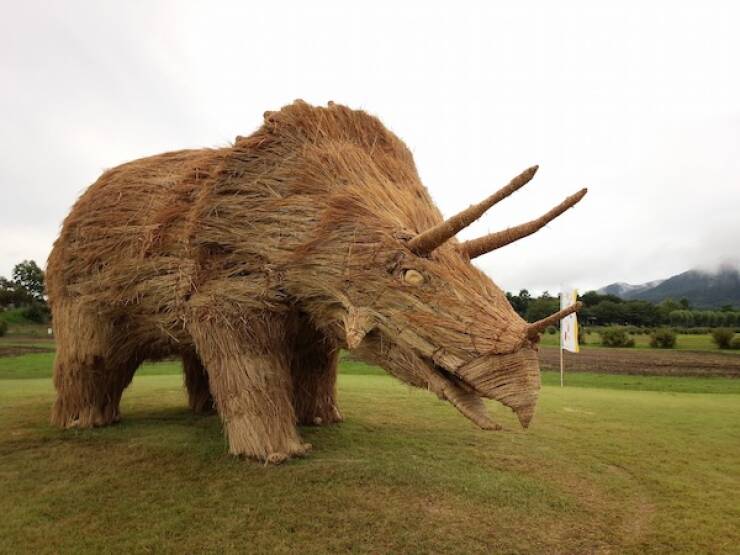 Stunning Straw Sculptures Of The Wara Art Festival