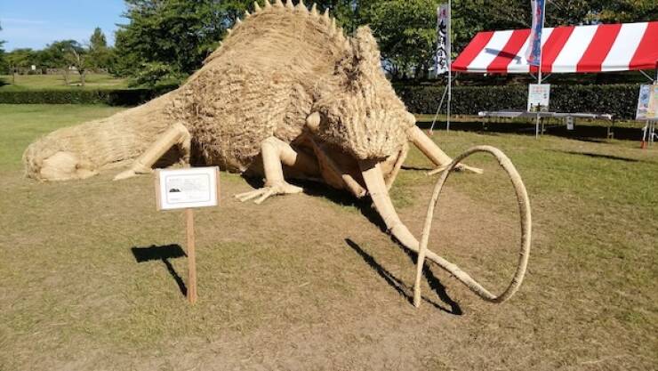 Stunning Straw Sculptures Of The Wara Art Festival