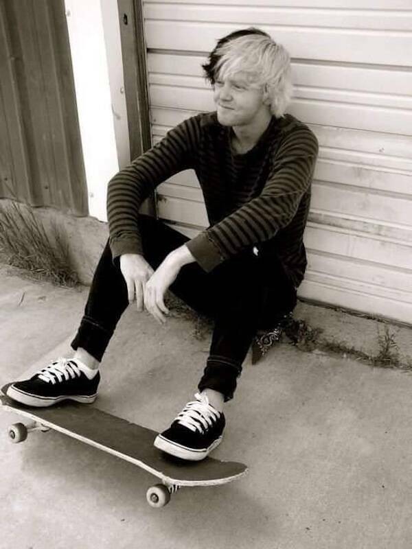 Cringe-Worthy Photos From The Past That People Wish They Could Forget Cringe-Worthy Photos From The Past That People Wish They Could Forget