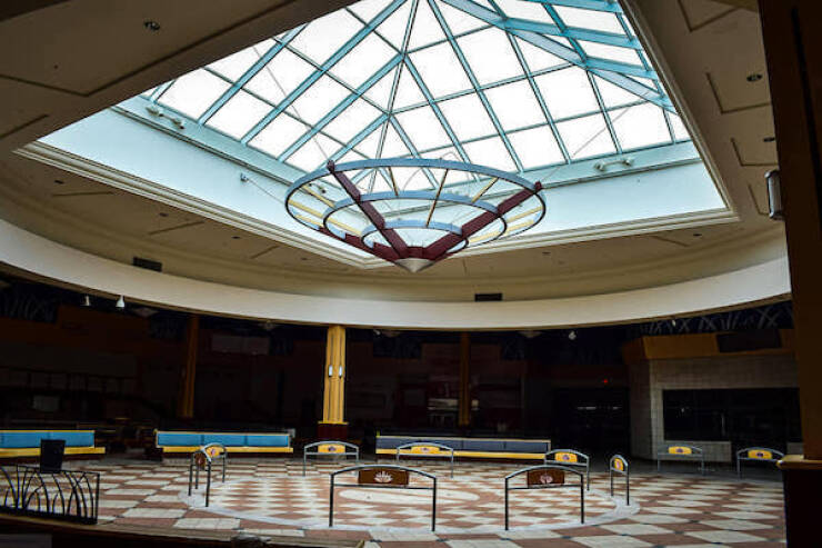 Haunting Photos Of Abandoned Malls Frozen In Time