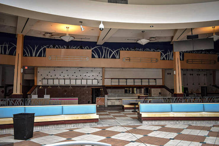 Haunting Photos Of Abandoned Malls Frozen In Time