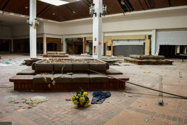 Haunting Photos Of Abandoned Malls Frozen In Time