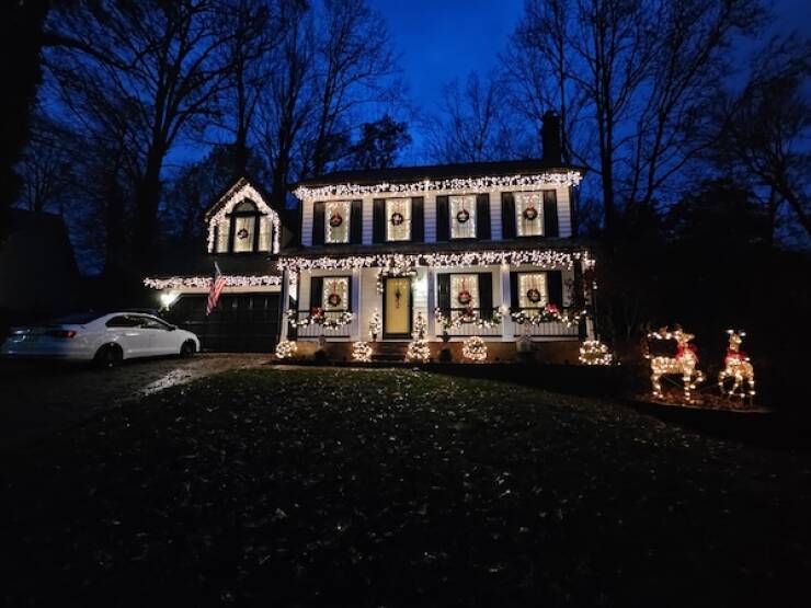 Dazzling Holiday Lights To Brighten Your Spirits