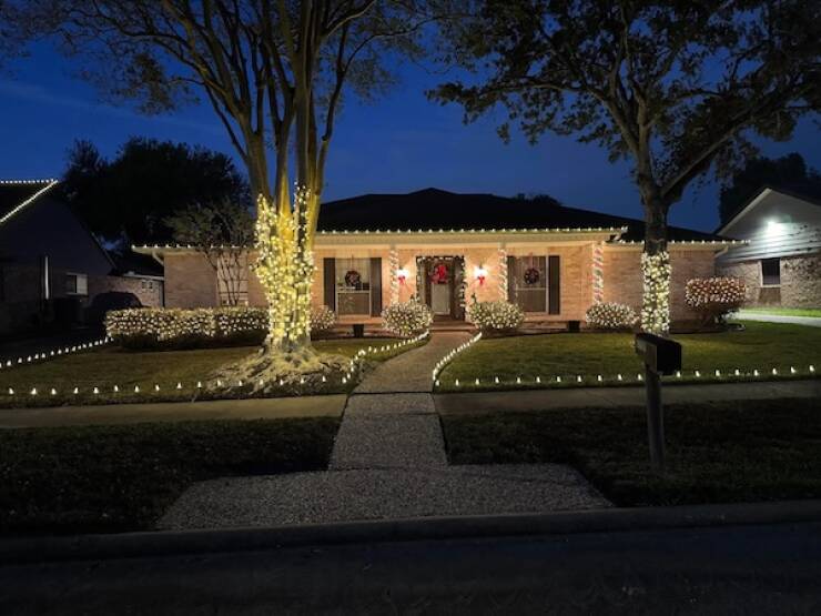 Dazzling Holiday Lights To Brighten Your Spirits