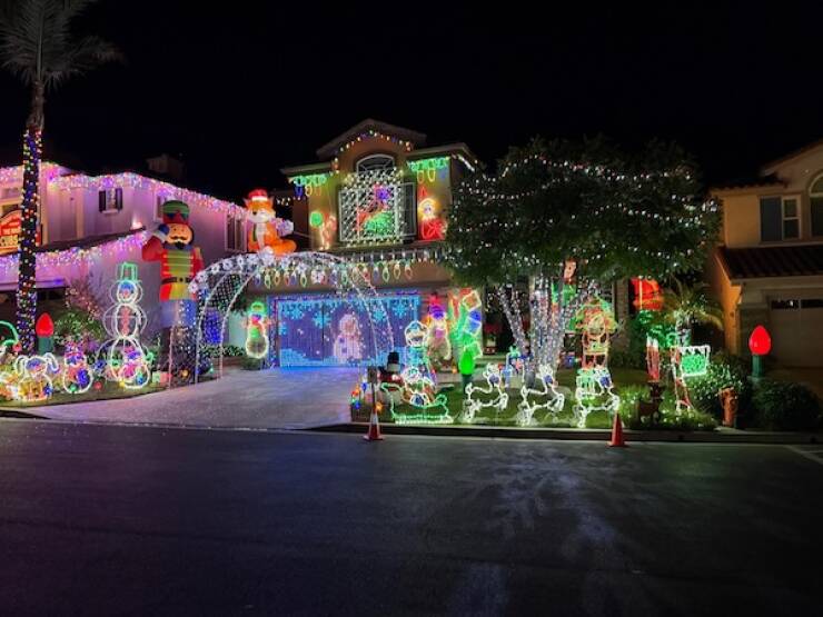 Dazzling Holiday Lights To Brighten Your Spirits