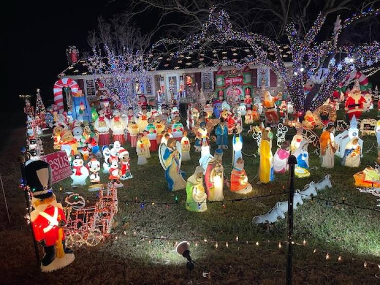 Dazzling Holiday Lights To Brighten Your Spirits