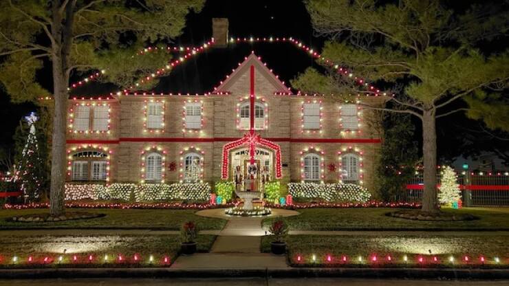 Dazzling Holiday Lights To Brighten Your Spirits