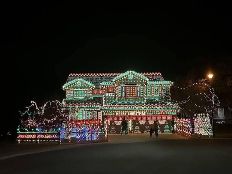 Dazzling Holiday Lights To Brighten Your Spirits