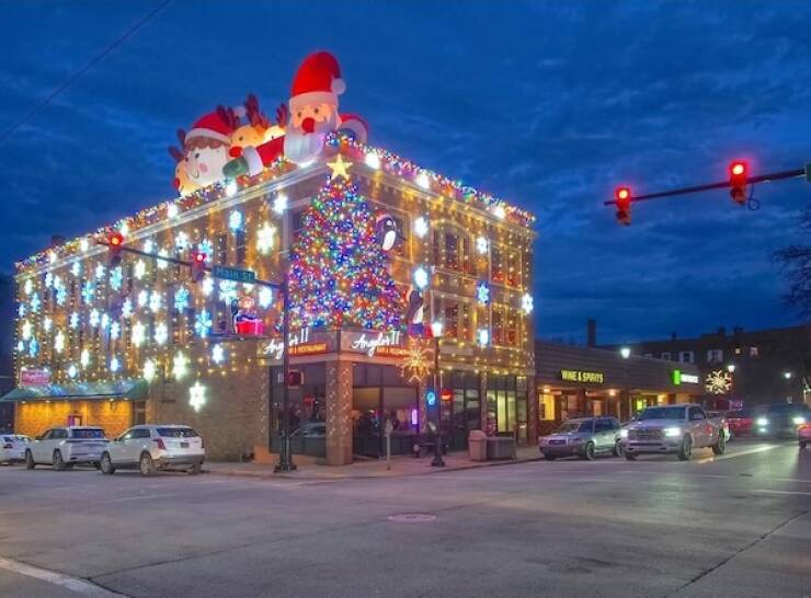 Dazzling Holiday Lights To Brighten Your Spirits