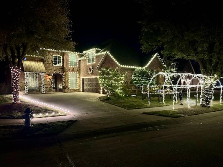 Dazzling Holiday Lights To Brighten Your Spirits